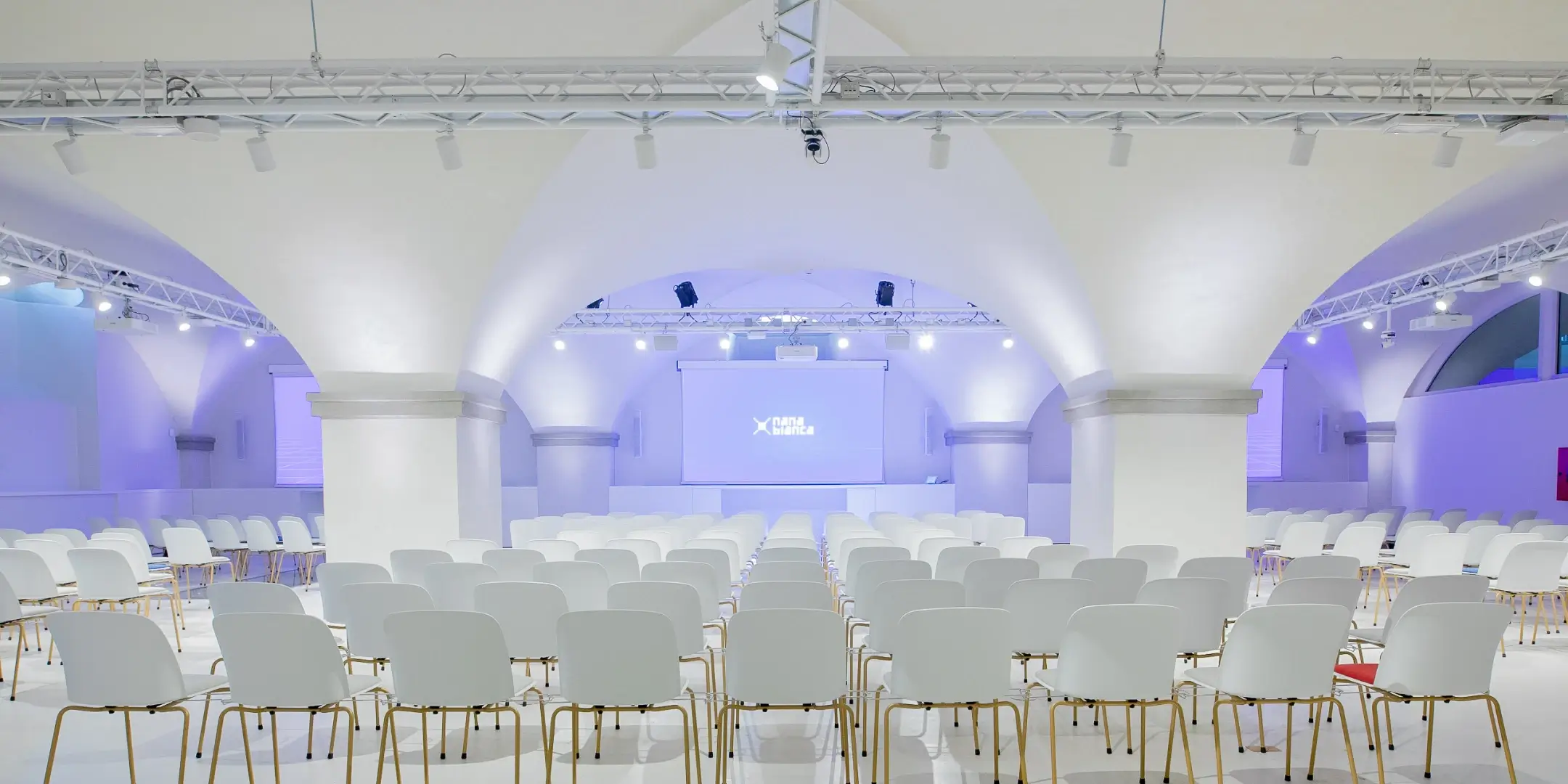 002-slider_auditorium.webp